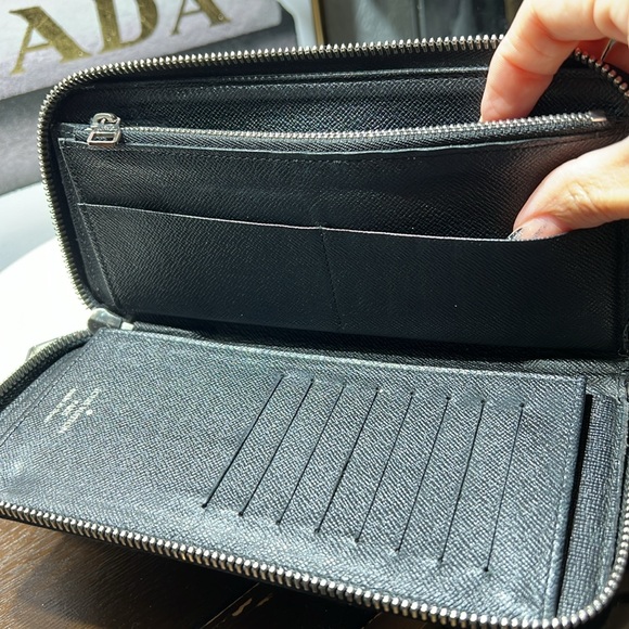 Louis Vuitton Damier GUC Graphite
Vertical zippy wallet - Picture 11 of 17